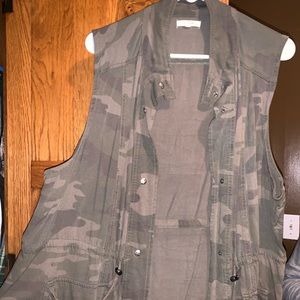 Maurice’s Camo Utility Vest Size 1 (plus size)